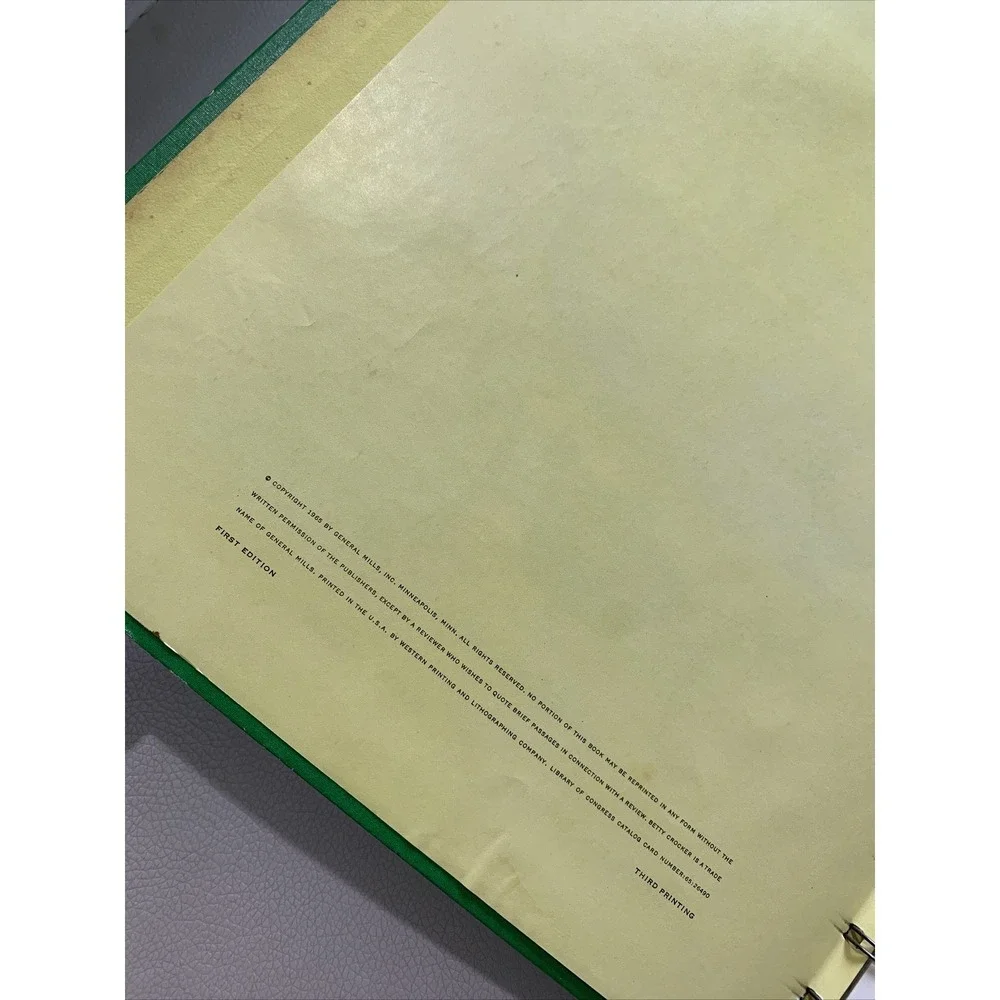 Vintage Betty Crocker's Dinner In A Dash Cook Book 1965 Retro Green Illustrated